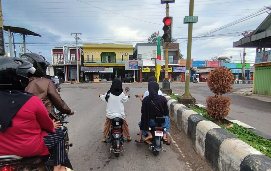 Satlantas Polres Lamandau Awasi Anak-anak yang Kendarai Sepeda Listrik di Jalan Raya