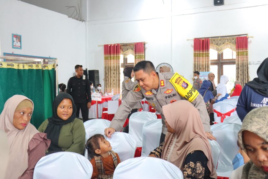Usai Gelar Bakti Kesehatan di Kumpai Batu, Polres Kobar Bagikan Ratusan Paket Bansos