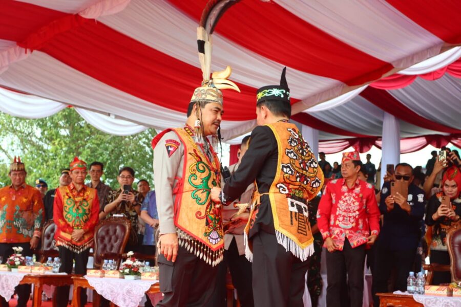 Dikukuhkan Sebagai Warga Kehormatan Dayak Kalteng, Wakapolri: Sangat Membanggakan