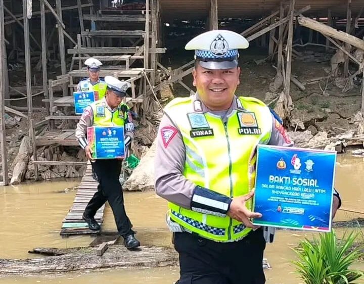 Peringati HUT Lalu Lintas Ke-68, Polisi Bagikan Bansos Kepada Nelayan dan Peternak Ikan di Katingan