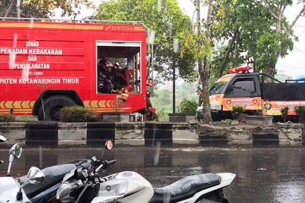 Hujan Deras Ringankan Kerja Petugas Disdamkarmat Padamkan Api di MB Ketapang