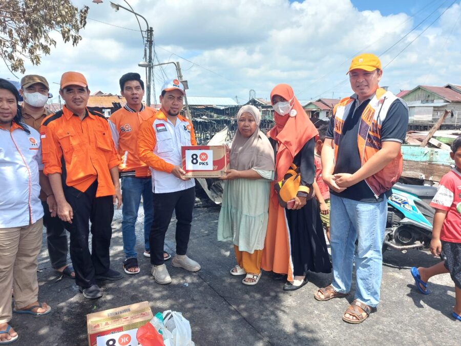 Relawan PKS Palangka Raya Salurkan Bantuan untuk Korban Kebakaran Mendawai