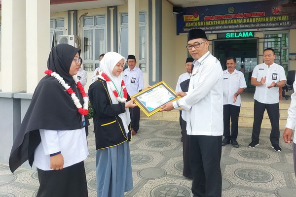 Kepala Kemenag Melawi Berikan Piagam Penghargaan pada Juara KSM Nasional
