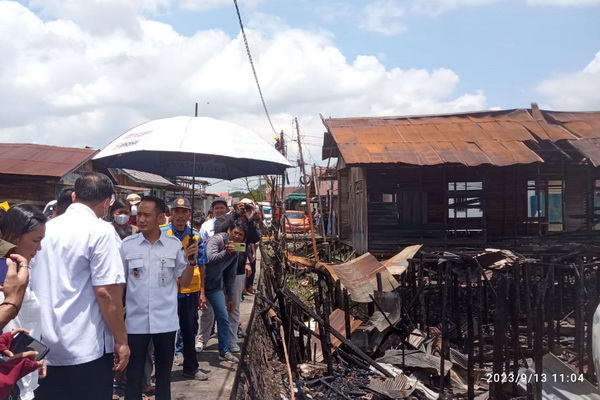 Wali Kota Palangka Raya Salurkan Bantuan Korban Kebakaran Mendawai