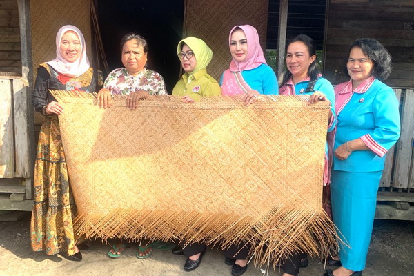 Tikar Senggang Melawi Terpilih Jadi Karya Kriya Terbaik Indonesia