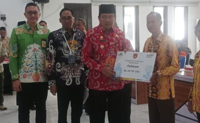 Perdana, Pemkab Kobar Berikan Penghargaan bagi ASN yang Purna Tugas