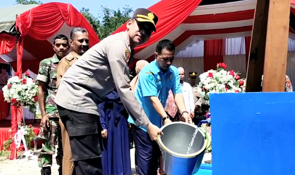 Polres Kobar Beri Bantuan Sumur Bor untuk Atasi Krisis Air Bersih di Desa SP 1 Sei Kalap Kumai