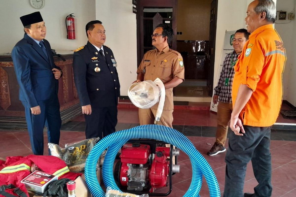 Pemkab Kotim Hibahkan Pompa Pemadam Kebakaran untuk Desa Satiruk