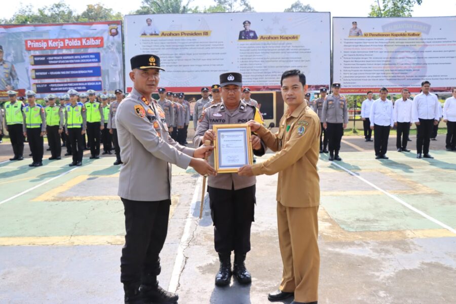 Bantu Pengobatan Bayi Penderita Hidrosefalus, Aiptu Yanto Raih Penghargaan dari Camat Belimbing