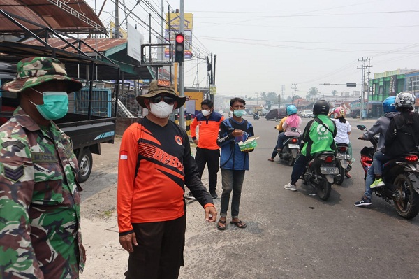 Minimalisir Dampak Kabut Asap bagi Kesehatan, Satgas Karhutla Palangka Raya Bagikan Masker ke Masyarakat