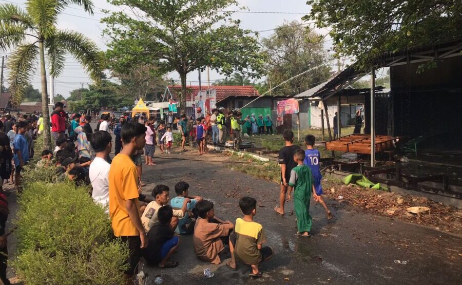 Anak Kecil Ganggu Proses Pemadaman Kebakaran Dua Bangunan di Sampit