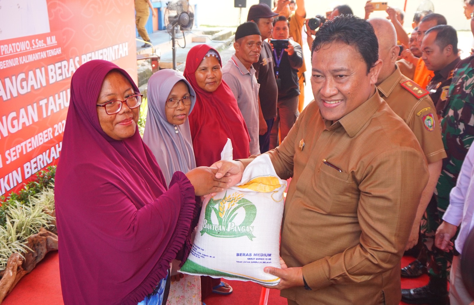 Wagub Lepas Penyaluran Bantuan Pangan Beras Provinsi Kalteng Tahun 2023