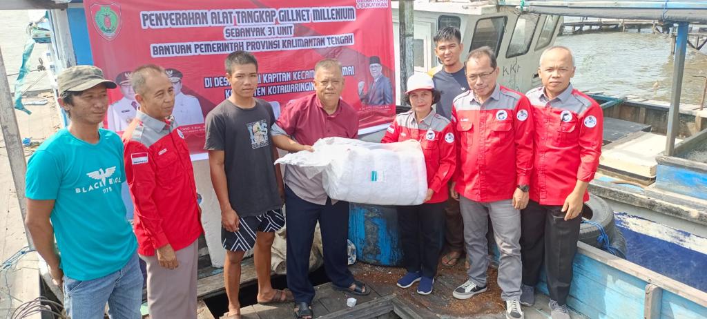 Dislutkan Serahkan Bantuan Gubernur Berupa Sarana Penangkapan untuk Nelayan di Kobar