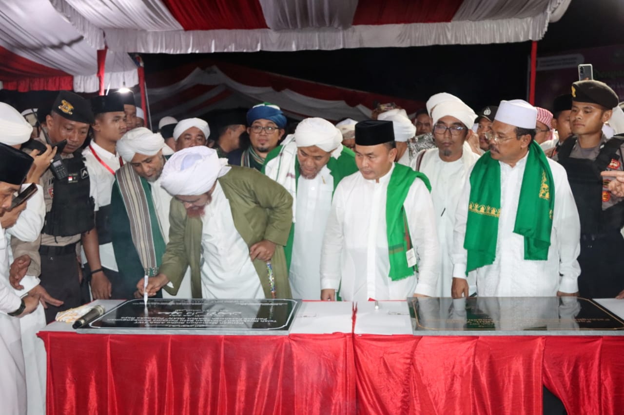 Gubernur Dampingi Habib Umar Bin Hafidz Lakukan Peletakan Batu Pertama Pembangunan Ponpes Darul Iman