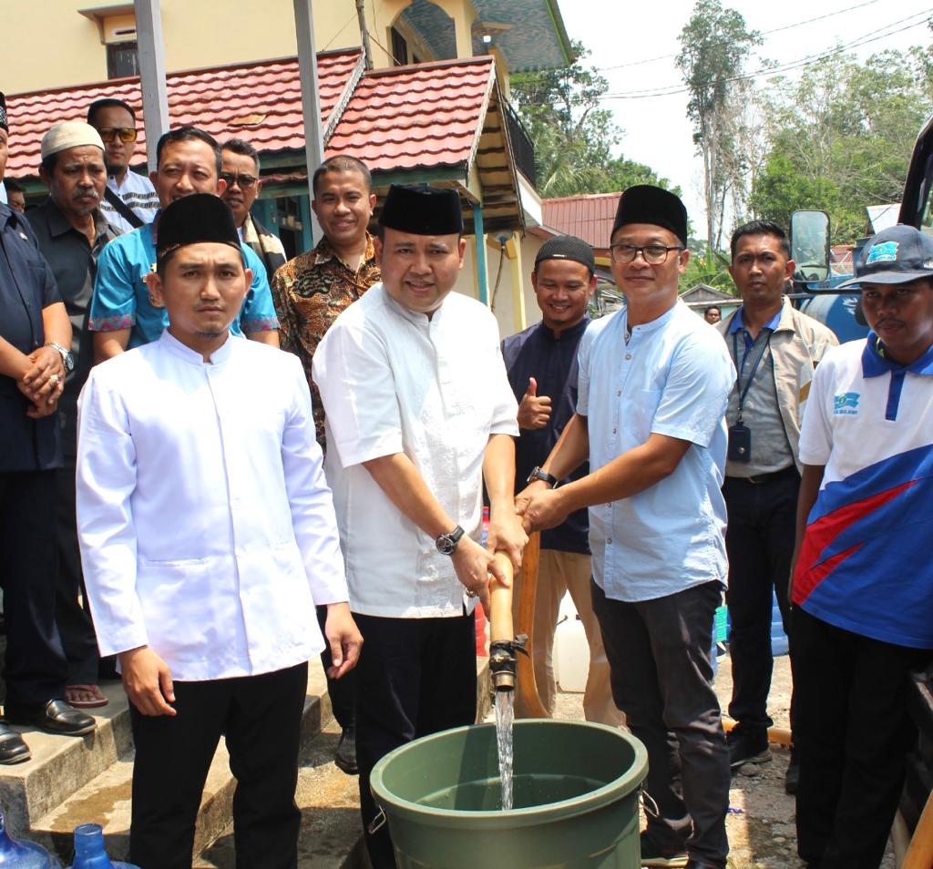 Perumdam Tirta Melawi Bersama DMI Salurkan Air Bersih ke Warga Kelakik