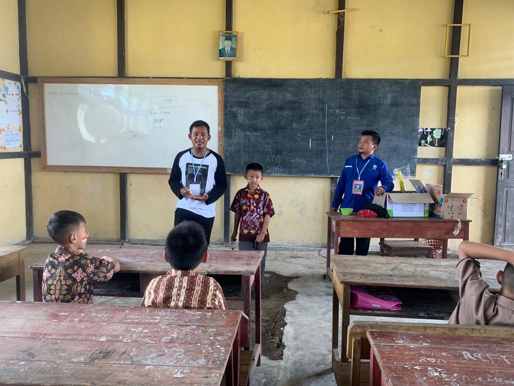 Foto Kusam Presiden SBY Masih Nempel di Ruang Kelas SDN Pemuar 05 Melawi