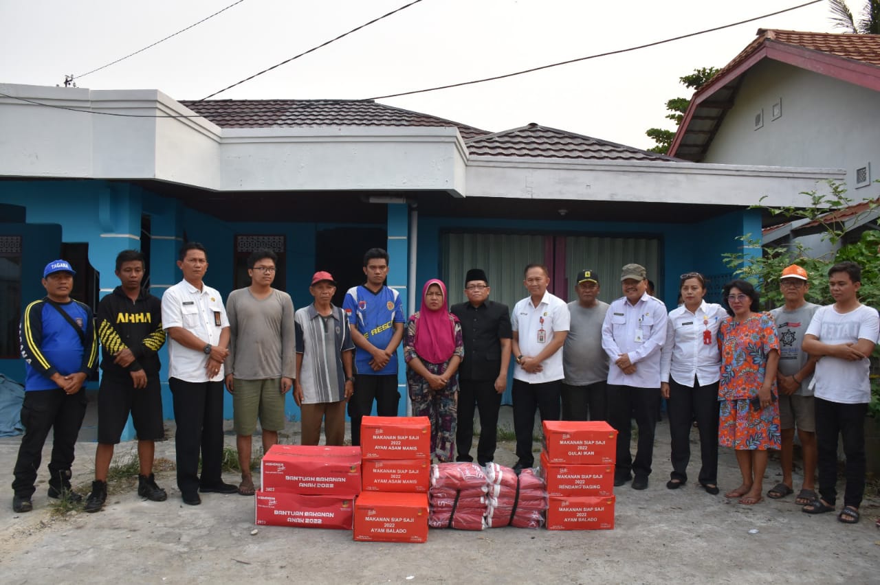 Pj Bupati Kapuas Berikan Bantuan Awal Kepada Korban Kebakaran Rumah dan Sekolah
