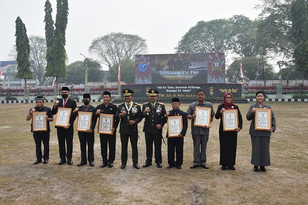 Sinergisme TNI – Pemda Raih Penghargaan, Pj Bupati Kapuas: Ini Bukti Kita Bisa Bersama Membangun Daerah