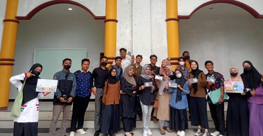 Kurangi Resiko Terdampak Kabut Asap, FSLDK Kalteng Bagikan Masker ke Masyarakat Kota Cantik