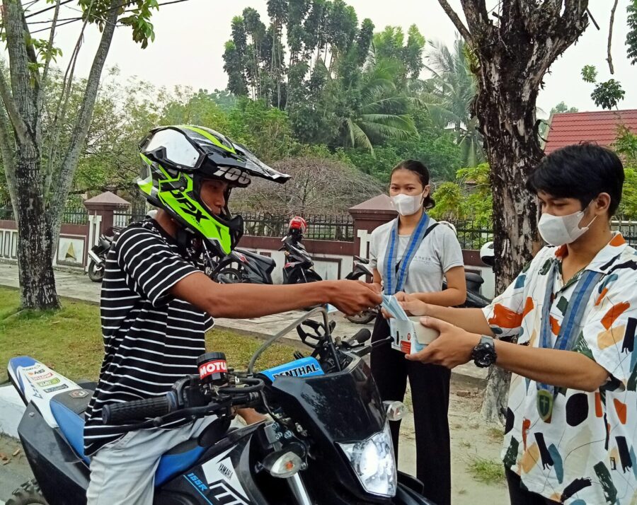 Kabut Asap Makin Pekat, GMKI Palangka Raya Bagikan Dua Ribu Masker Gratis ke Pengendara