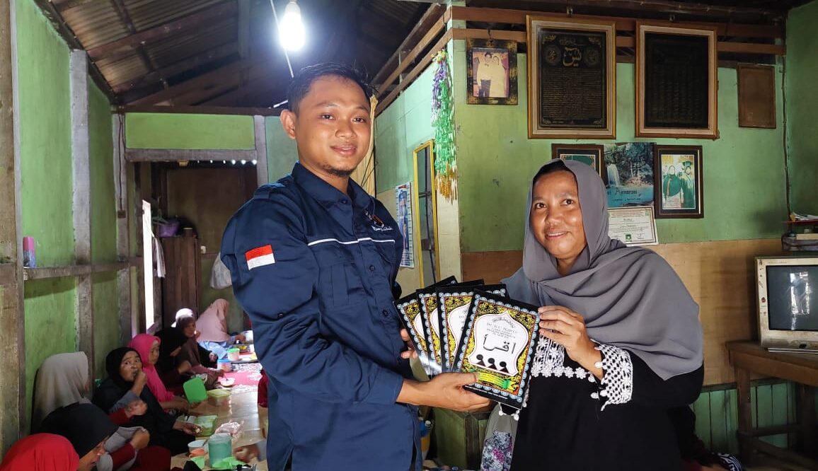 Pejuang Subuh Melawi Serahkan Wakaf Alquran di Semadin Lengkong