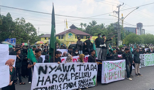 Ratusan Kader HMI Cabang Palangka Raya Geruduk Mapolda Kalteng
