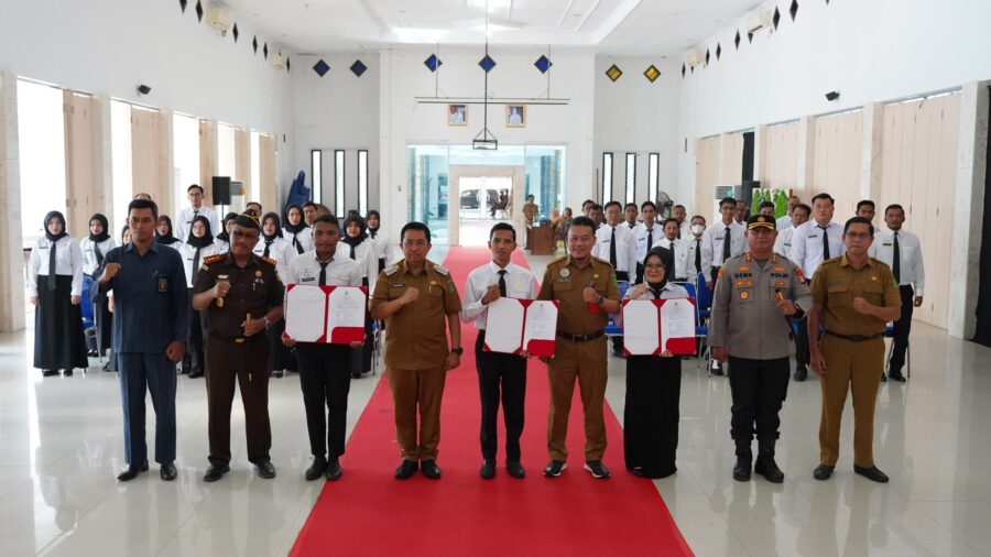 Pj Bupati Sukamara Serahkan SK Pengangkatan Kepada 35 PPPK Formasi Tahun 2022
