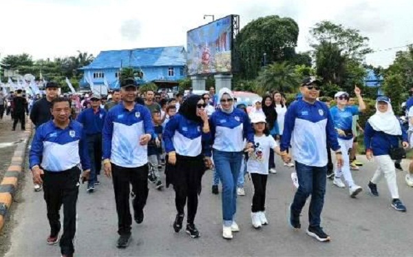 HUT ke-16 Perumdam Tirta Melawi, Bupati Jalan Santai bersama Ribuan Warga