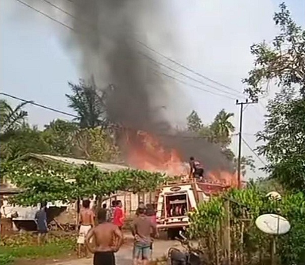 Api Lalap Perumahan Guru di Pendahara, Satu Bangunan Jadi Arang
