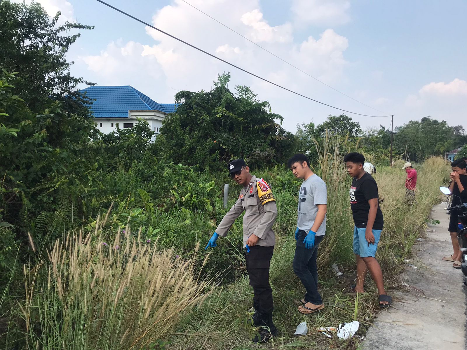 Polisi Selidiki Penemuan Mayat yang Membusuk di Parit