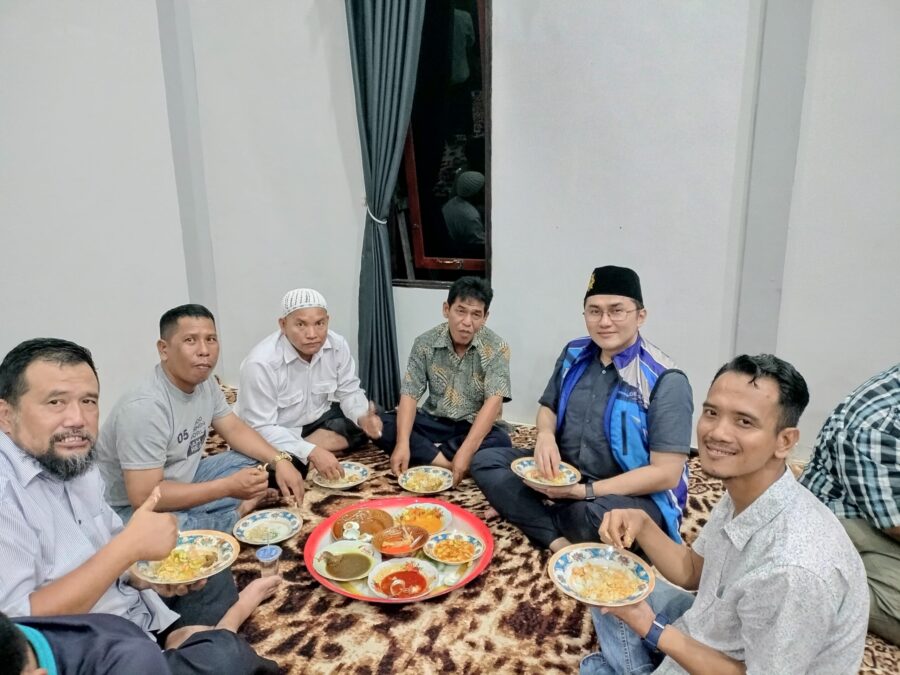 Makan Saprahan Bersama Masyarakat Jawai, Herzaky: Mari Kita Jaga Tradisi Kita