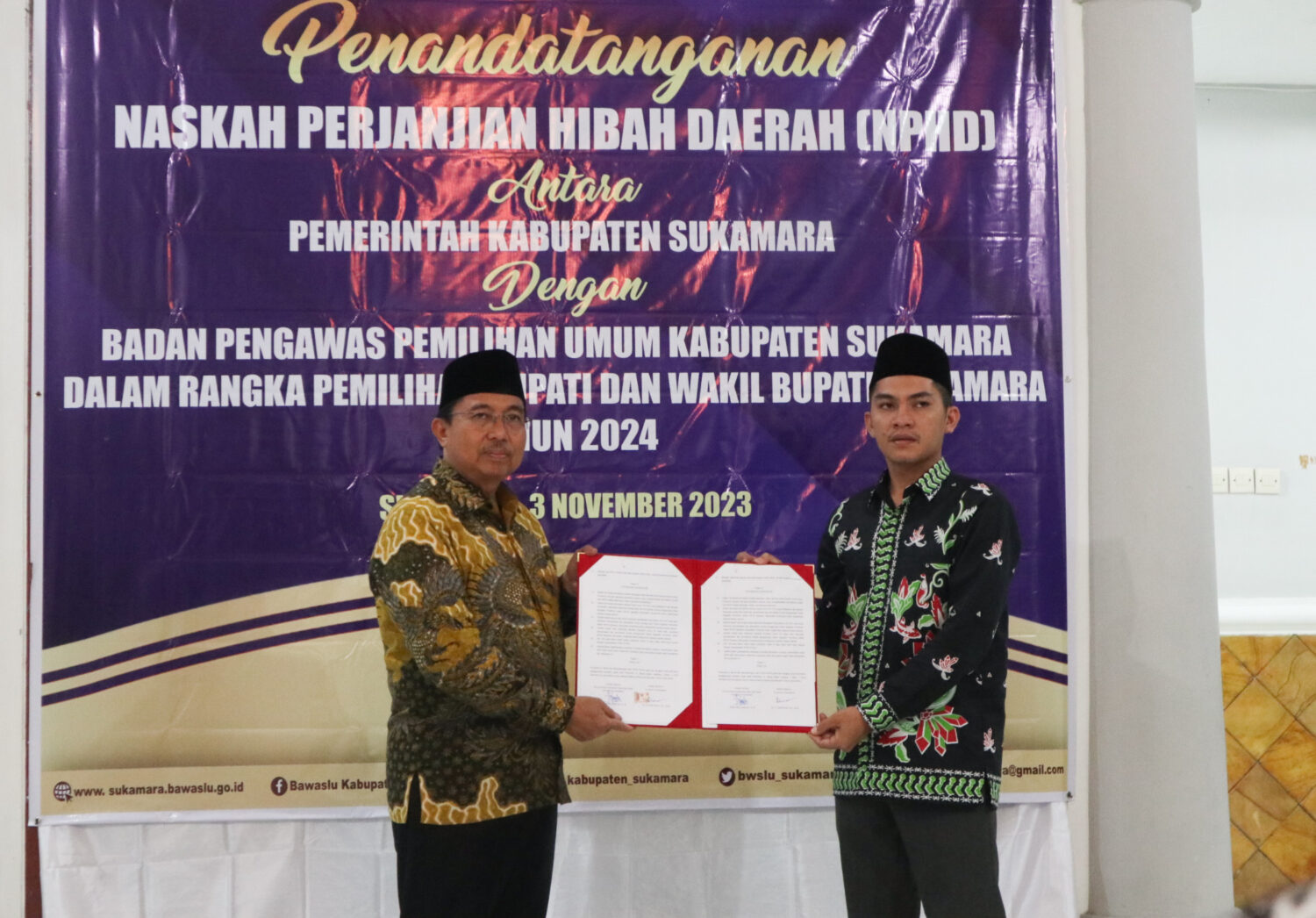 Pj Bupati Sukamara Tanda Tangani NPHD Pilkada 2024 Bersama Bawaslu