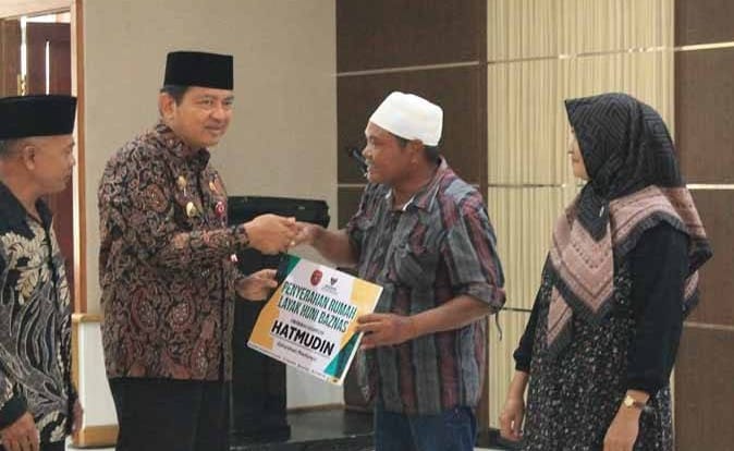 Komitmen Kurangi Angka Kemiskinan, Pemkab Kobar Salurkan Bantuan ZIS