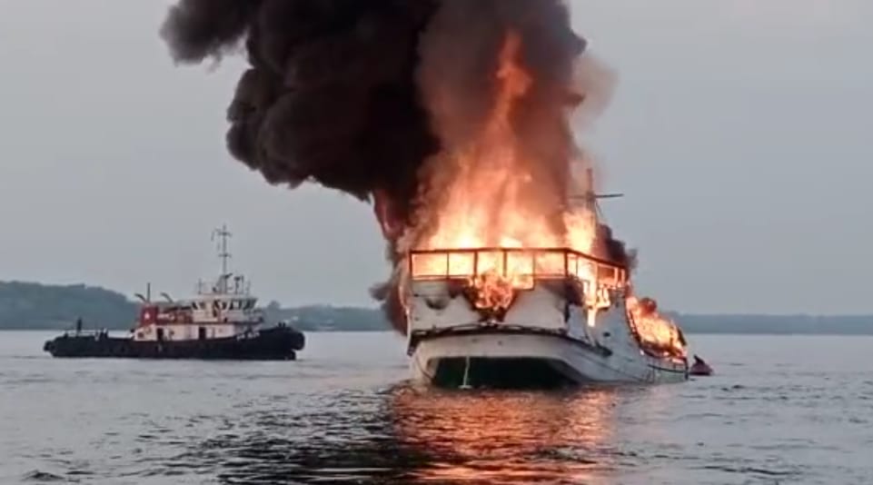 Kapal Pengangkut Pupuk Terbakar di Pelabuhan Kumai,