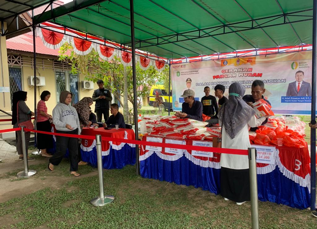 Warga Apresiasi Penyaluran Beras Murah di Kantor Camat Nanga Pinoh
