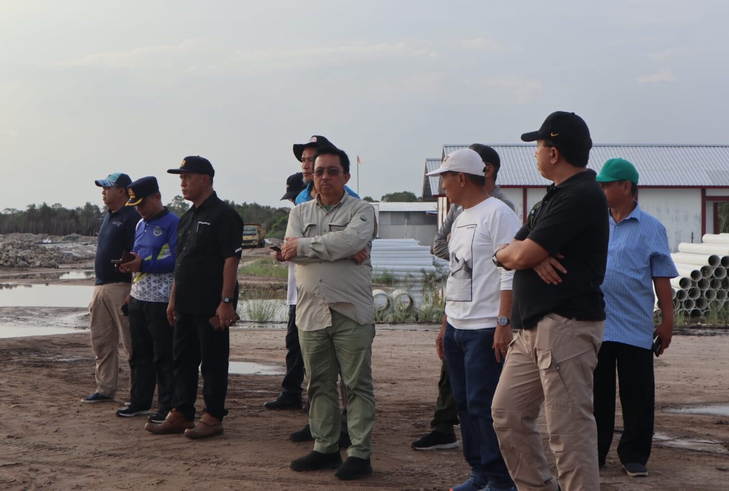 Pj Bupati Kaspinor Tinjau Pembangunan Shrimp Estate di Desa Sungai Raja
