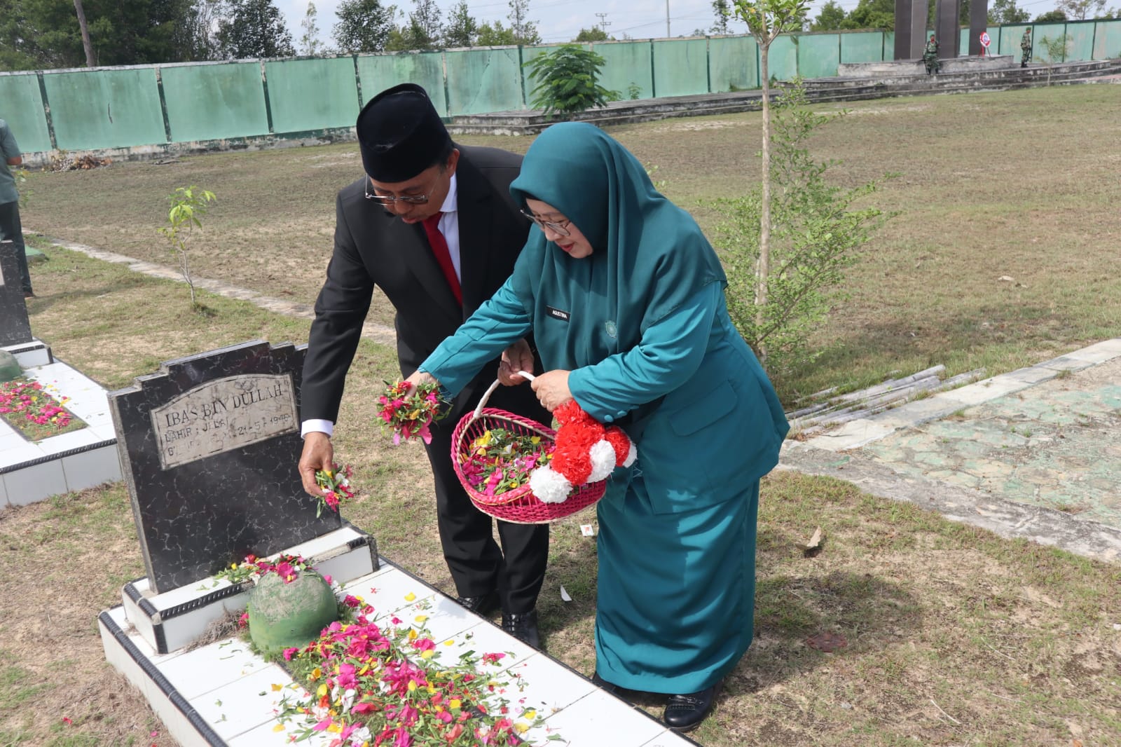 Pj Bupati Sukamara Ikuti Upacara Ziarah dan Tabur Bunga di TMP Bumi Loka