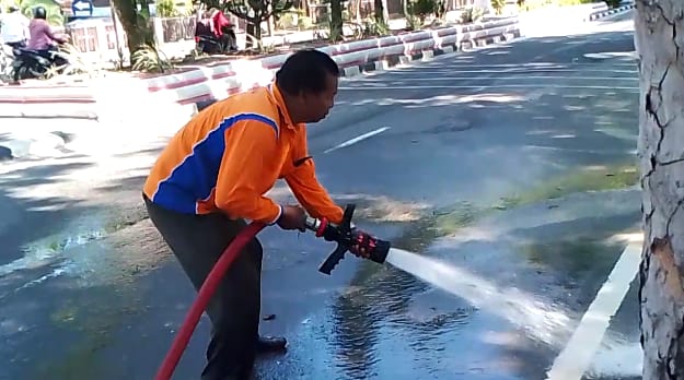 Bahayakan Pengendara, BPBD Kobar Bersihkan Pasir yang Menimbun Jalan HM Rafii