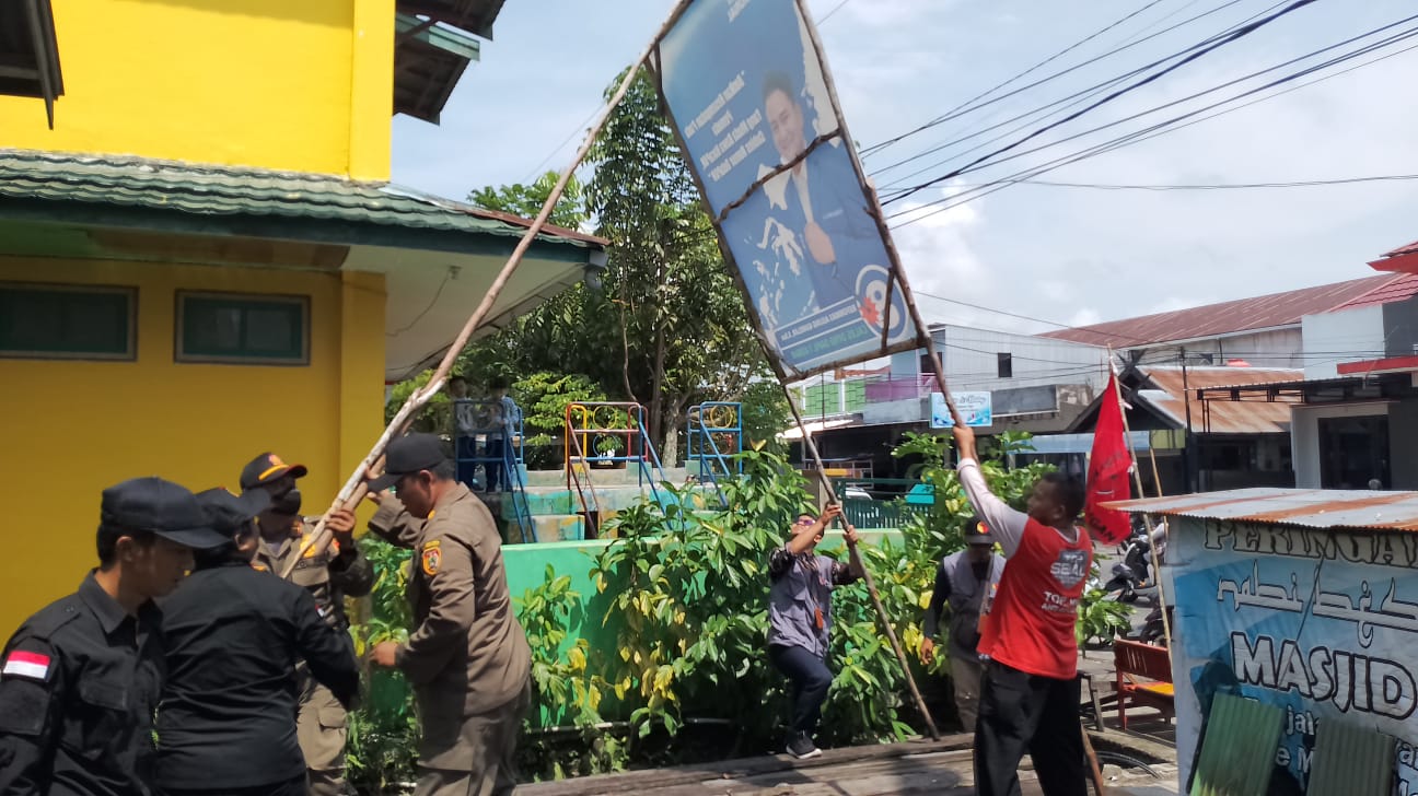 Bawaslu Kobar Lakukan Penertiban APK Tak Sesuai Ketentuan