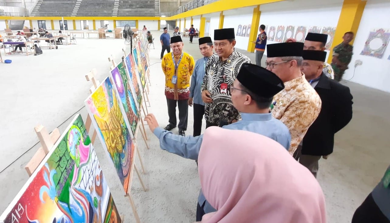 Pj Bupati Kobar Tinjau Cabang Lomba Seni Kaligrafi Al Qur’an MTQH ke XXXI