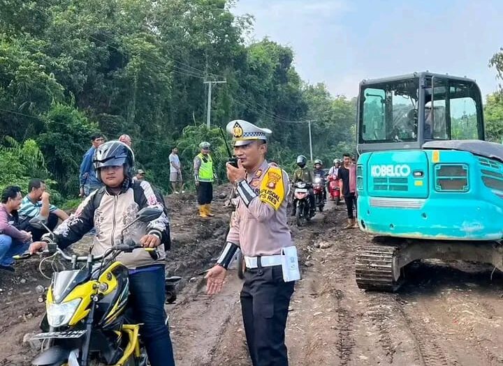 Dewan Imbau Pengendara yang Melintasi Jalan Trans Kalimatan Agar Selalu Bersabar