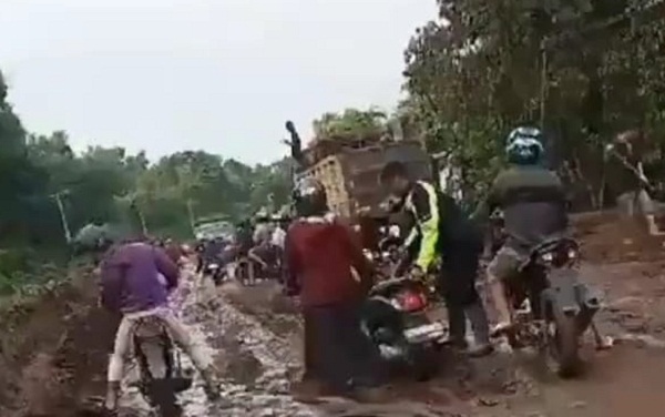 Kerap Menyebabkan Antrean Panjang, Jalan di Km 10 Kasongan-Sampit Dikeluhkan