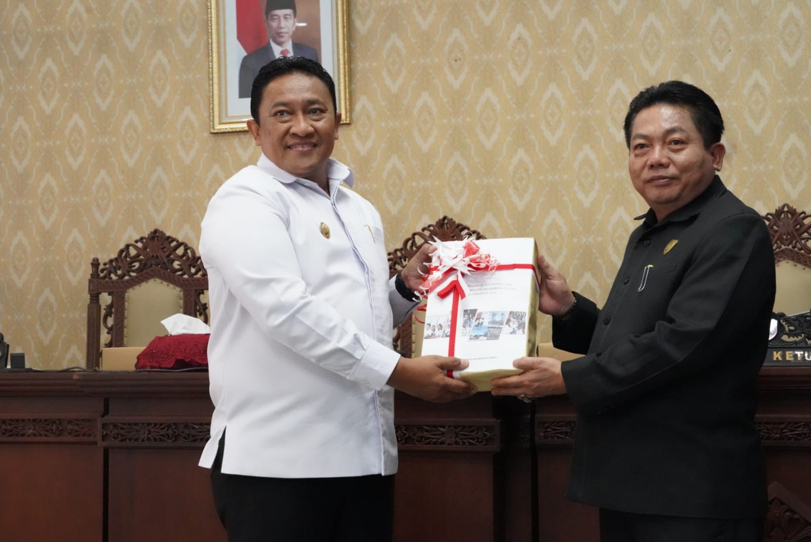 Naskah Rancangan APBD Provinsi Kalteng Tahun Anggaran 2024 Diserahkan ke Pimpinan DPRD