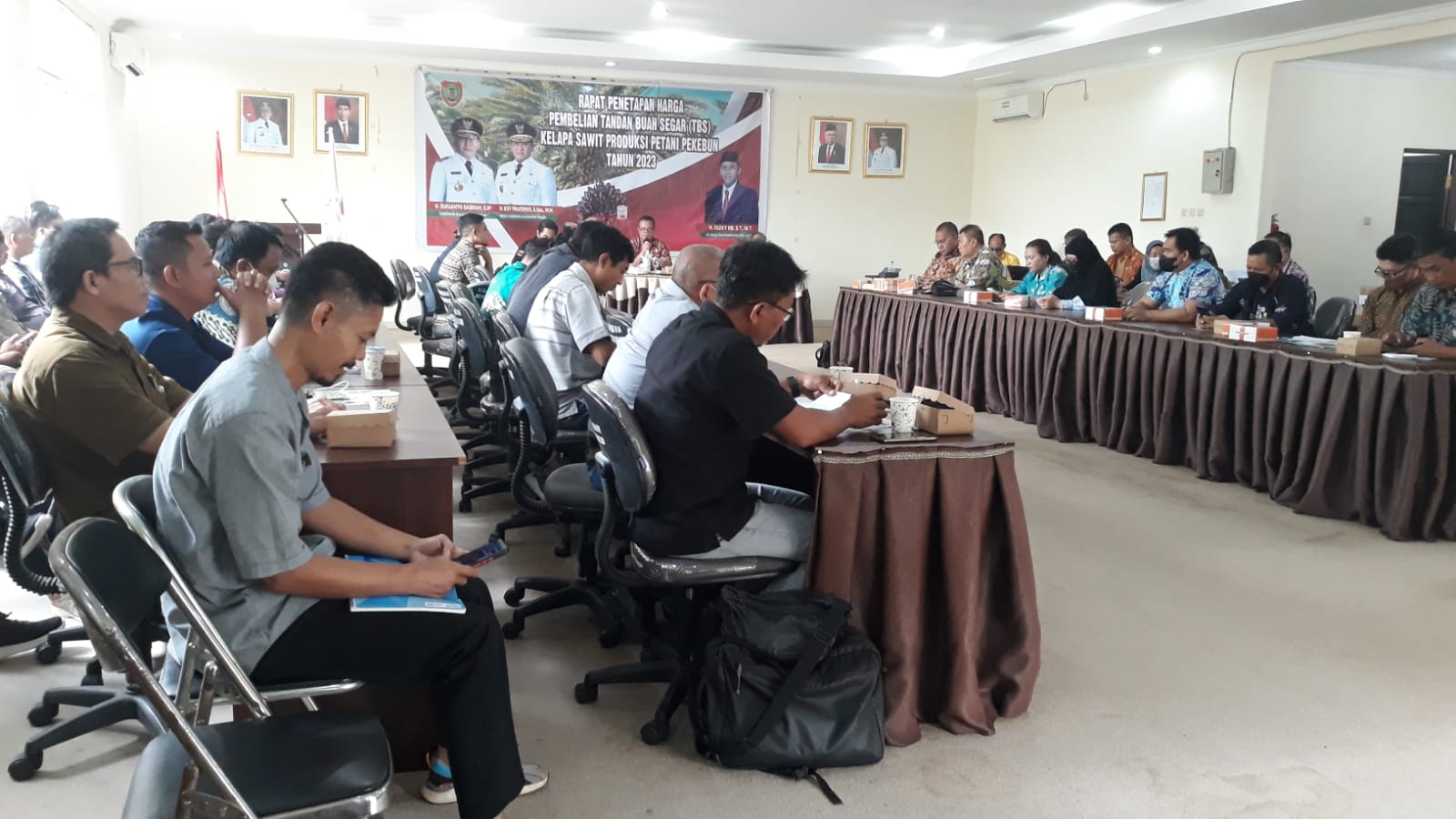 Disbun Gelar Rapat Penetapan TBS Kelapa Sawit di Kalteng