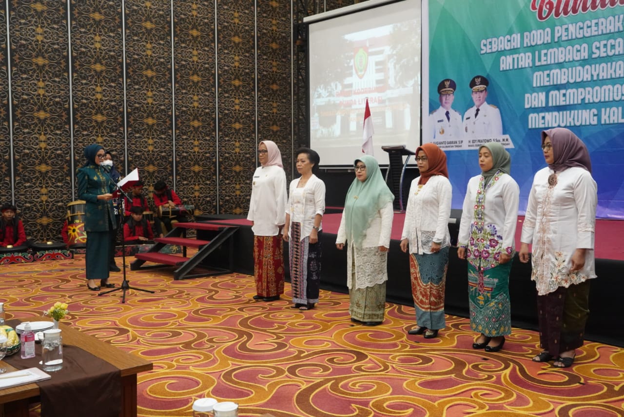Ivo Sugianto Sabran Kukuhkan Enam Bunda Literasi, Dorong Promosikan Gemar Membaca