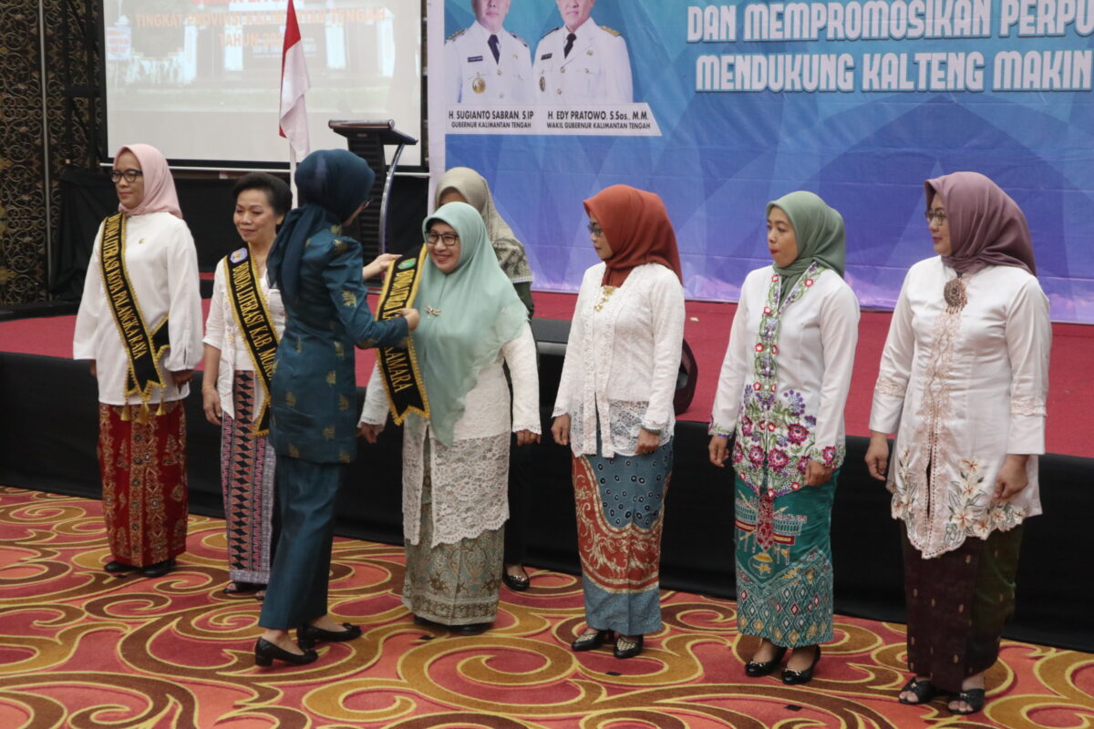 Agustina Kaspinor Resmi Dikukuhkan Sebagai Bunda Literasi Sukamara