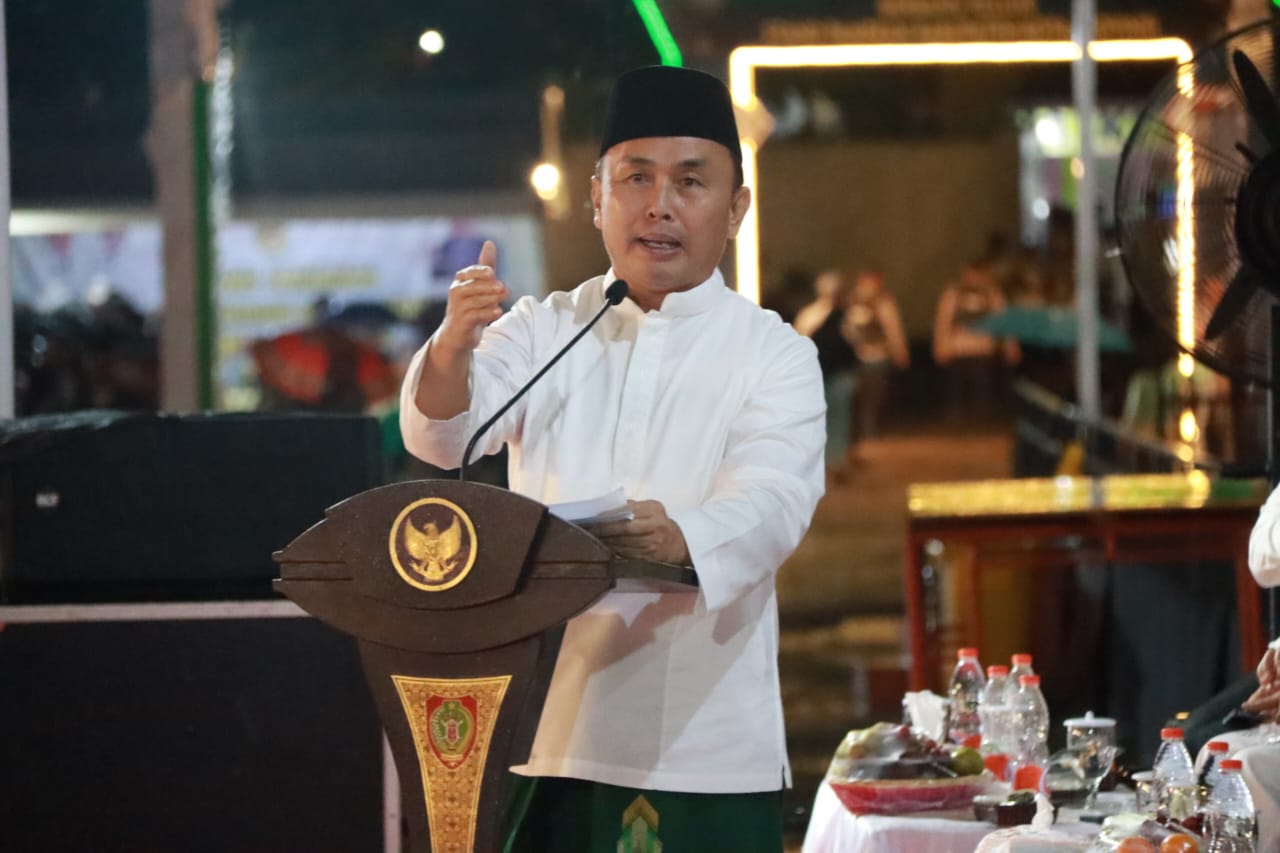 Gubernur Sugianto Sabran Bagikan 32 Paket Umroh saat Penutupan MTQH di Kobar