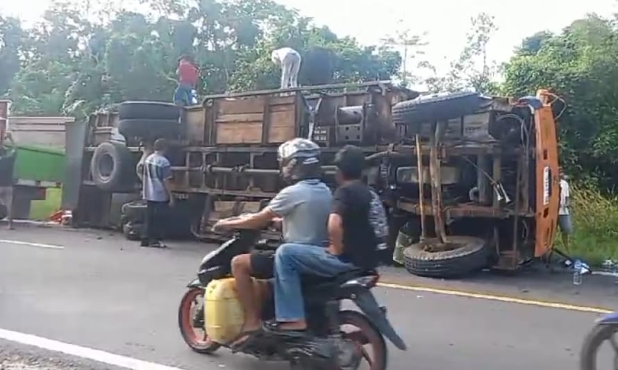 Ban Pecah Fuso Muatan Beras dan Buah Terguling di Jalan Pasir Panjang, Sebabkan Kemacetan