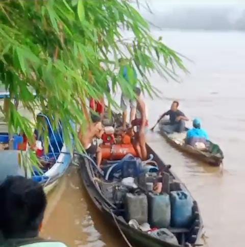 Breaking News: Seorang Nelayan Pensiunan PNS Diduga Tenggelam di Sungai Samba