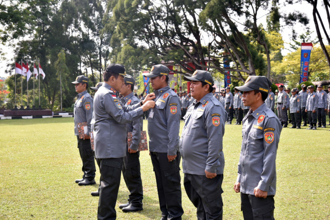 Pj Bupati Budi Santosa Kukuhkan Anggota Satlinmas se-Kotawaringin Barat